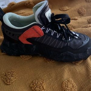 Offwhite tennis shoes they are men 6 which is a woman 8